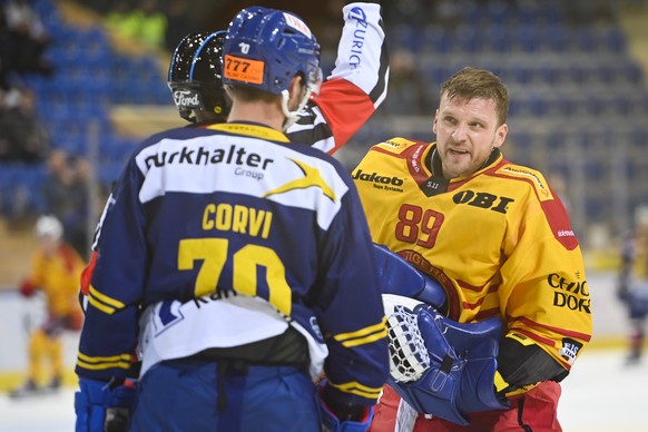 Davos&#039; Enzo Corvi, links, erhaelt eine Fuenf-Minuten-Strafe nach einem Foul an Langnaus Torhueter Robert Mayer, beim Eishockey Spiel der National League zwischen dem HC Davos und den SCL Tigers,  ...