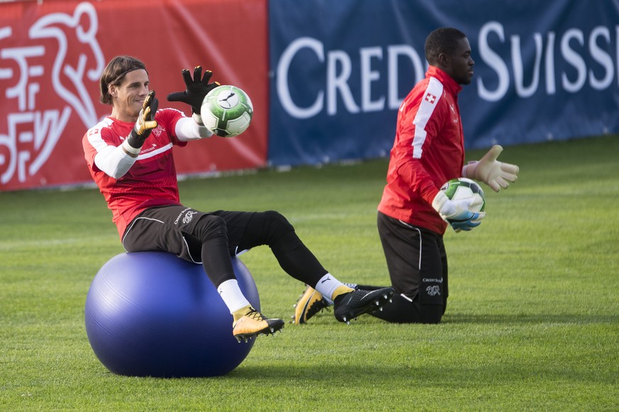 Die Torhueter der Schweizer Fussball Nationalmanschaft Yann Sommer, links, und Yvon Mvogo, rechts, beim oeffentlichen Training auf dem Sportplatz Chrummen in Freienbach am Mittwoch, 4. Oktober 2017. ( ...