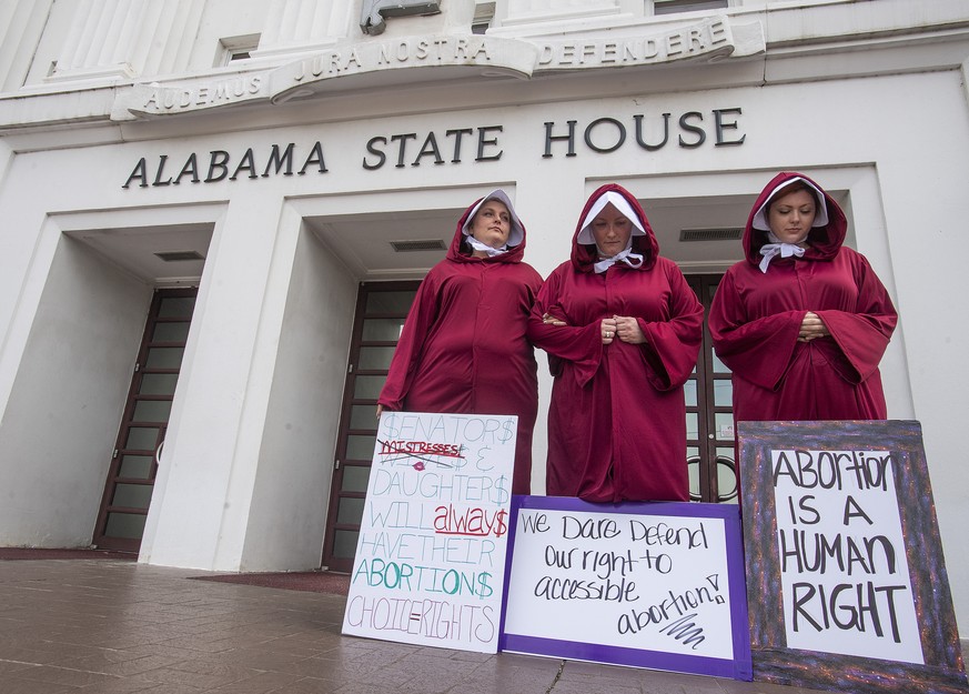 Drei Frauen protestieren im «The Handmaids' Tale»-Kostüm vor dem Parlament in Montgomery.