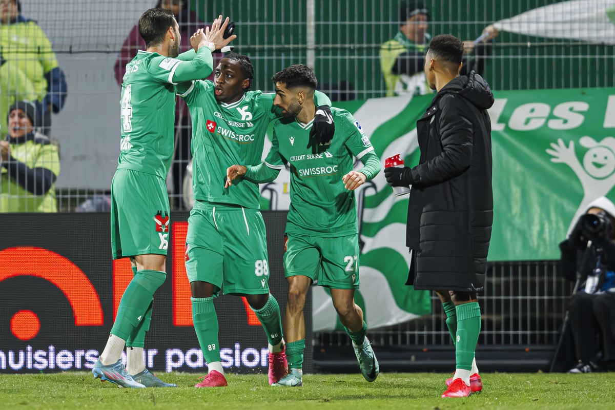 L'attaquant yverdonnois Varol Tasar, 2e droite, celebre son but avec ses coequipiers lors de la rencontre de football de Super League entre le Yverdon Sport FC et le FC Luzern ce mardi 23 janvier ...