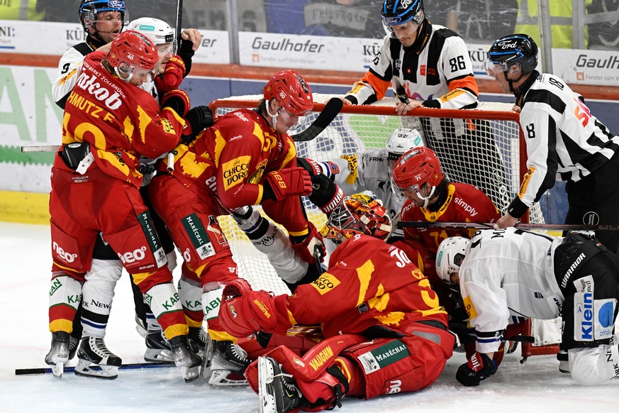 Tigers Flavio Schmutz, Juuso Riikola, Goalie Stephane Charlin, Julian Schmutz, von links, im Kampf um den Puck gegen Fribourgs Lucas Wallmark, lMitte, und Kilian Mottet, rechts beim Eishockey-Qualifik ...