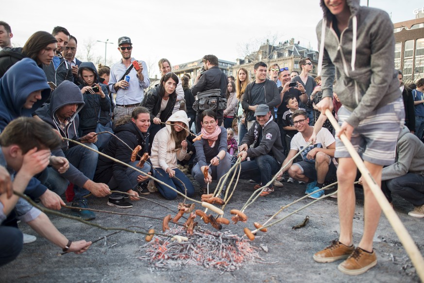 Menschen verweilen und grillieren auf dem Platz nach dem traditionellen Sechselaeutens am Montag, 13. April 2015, in Zuerich. (KEYSTONE/Ennio Leanza)