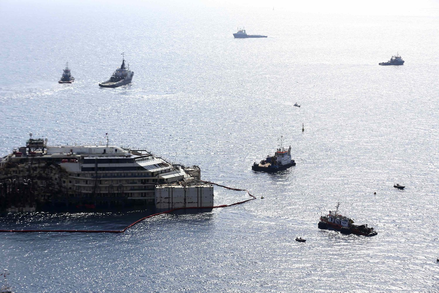 Es steht wieder aufrecht: Das Kreuzfahrtschiff Costa Concordia.