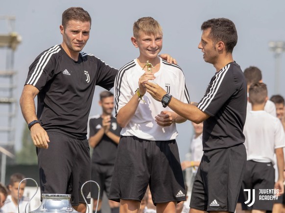 Alessandro Vogt erhält im Camp von Juventus Turin die Auszeichnung zum besten Spieler.