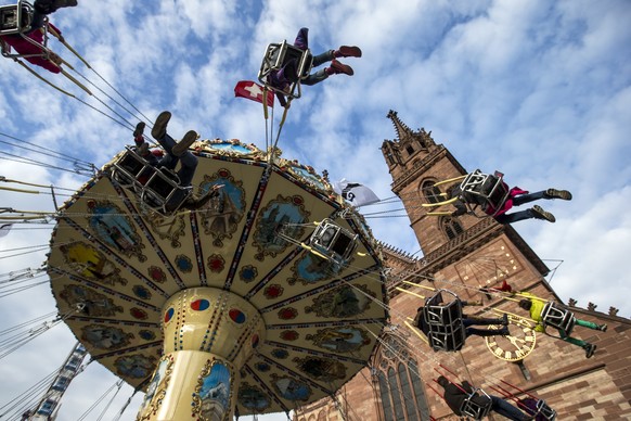 Das traditionelle Sitzkarussel am Samstag, 25. Oktober 2014 anlaesslich der Eroeffnung der Basler Herbstmesse auf dem Muensterplatz in Basel. (KEYSTONE/Alexandra Wey)