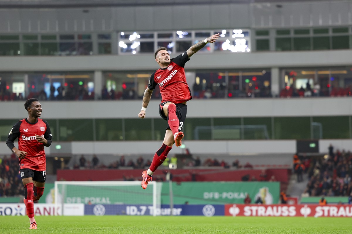 epa11690708 Aleix Garcia of Leverkusen celebrates after scoring 3-0 during the German DFB Cup soccer match between Bayer Leverkusen and SV Elversberg in Leverkusen, Germany, 29 October 2024. EPA/CHRIS ...