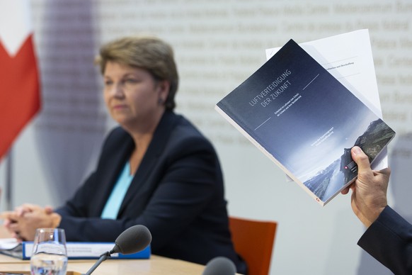 Ruestungschef Martin Sonderegger, rechts, spricht neben Bundesraetin Viola Amherd waehrend einer Medienkonferenz des Bundesrates zur Beschaffung neuer Kampfflugzeuge, am Freitag, 26. Juni 2020 in Bern ...