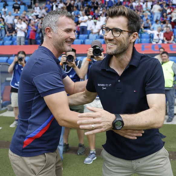 Basels Trainer Alex Frei, links, begruesst YBs Trainer Raphael Wicky, vor dem Super League Spiel zwischen dem FC Basel und dem BSC Young Boys Bern, am Sonntag, 7. August 2022 im Stadion St. Jakob-Park ...