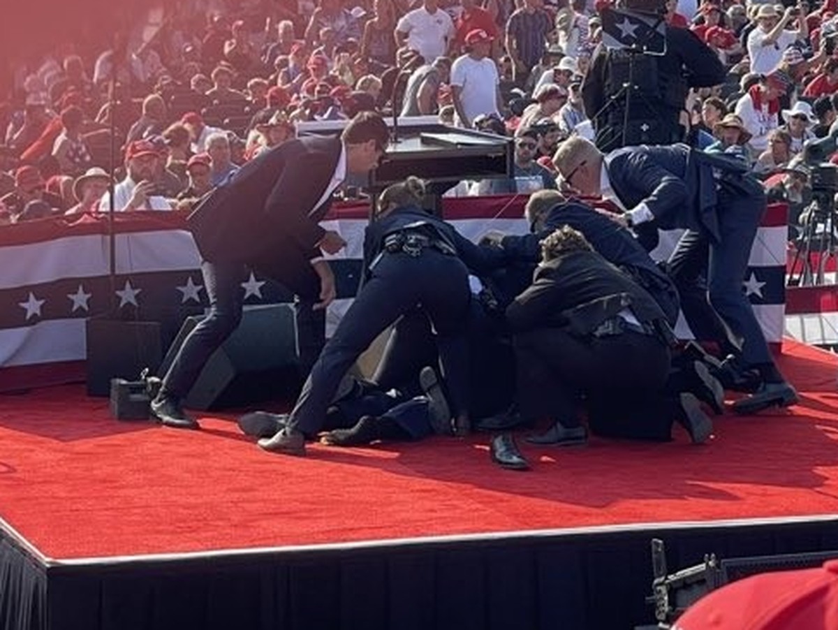 Sur cette image prise par l'un des participants, on distingue bien le pied déchaussé de Trump.