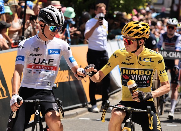 epa10745605 Slovenian rider Tadej Pogacar (L) of team UAE Team Emirates and Danish rider Jonas Vingegaard of team Jumbo-Visma fist-bump at the start of the 13th stage of the Tour de France 2023, a 138 ...