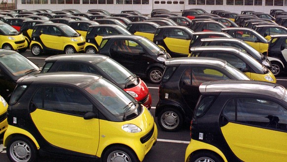ARCHIVBILD --- ZUM 20. JAHRESTAG DER MARKTEINFUEHRUNG DES SMART AUTOS, AM DIENSTAG, 2. OKTOBER 2018, STELLEN WIR IHNEN FOLGENDES BILDMATERIAL ZUR VERFUEGUNG - Brandnew two-seated cars &#039;smarts&#03 ...