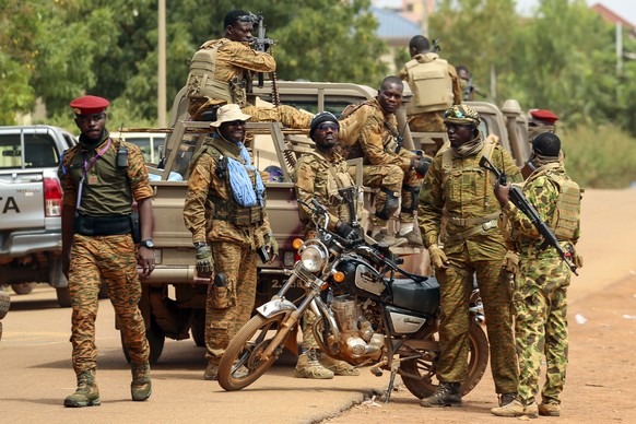 FILE – Soldiers loyal to Burkina Faso's youngest coup leader, Capt.  Ibrahim Traore, pictured in Ouagadougou, Burkina Faso, Friday, October 1.  January 14, 2022. Top human rights groups released a new report…
