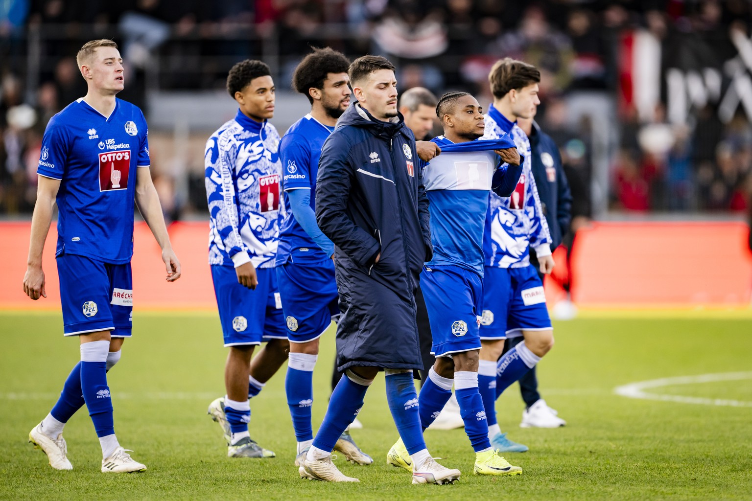 Les joueurs lucernois reagissent apres la defaite lors de la rencontre de football de Super League entre FC Sion et FC Luzern le dimanche 10 novembre 2024 au stade de Tourbillon a Sion. (KEYSTONE/Jean ...