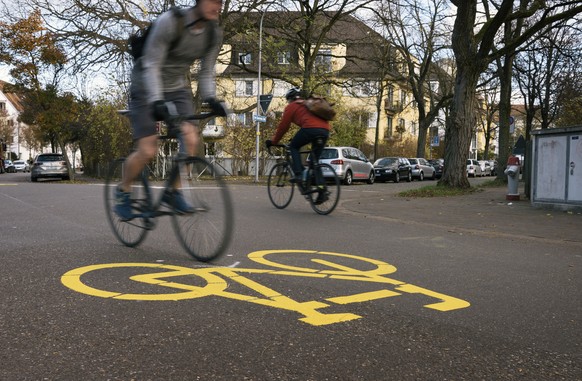 ARCHIV - ZUR MK DER STADT ZUERICH ZUR NEUEN PRAXIS FÜR DIE NUTZUNG DES TROTTOIRS DURCH VELOS STELLEN WIR IHNEN FOLGENDES BILDMATERIAL ZUR VERFUEGUNG - Fahrradfahrer fahren an einem Fahrradpiktogramm a ...