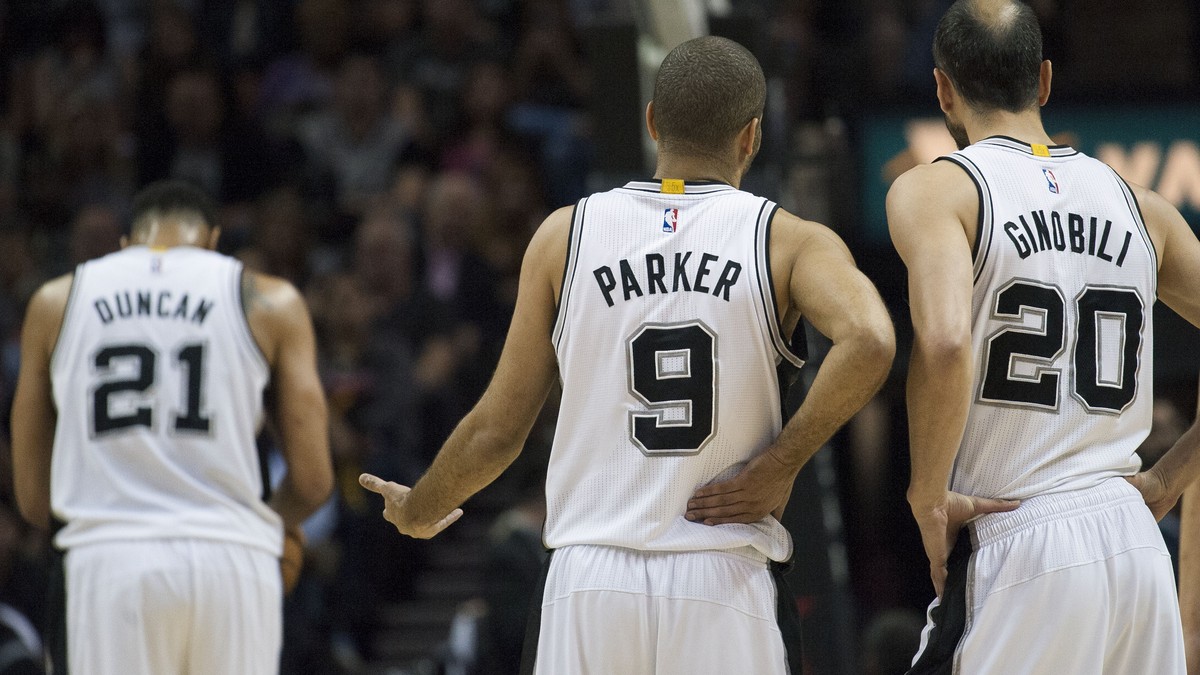 Legenden im Gespräch: Tony Parker verhandelt mit Manu Ginobili. Im Hintergrund Tim Duncan.