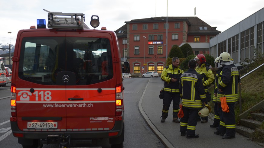 Im Einsatz standen neben Polizisten auch Spezialisten der Feuer- und der Chemiewehr.