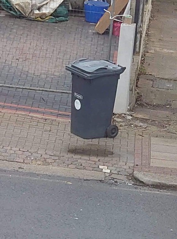 Bei näherem Hinsehen sieht man, dass vor dem Behälter nur eine ausgetrocknete Pfütze ist.