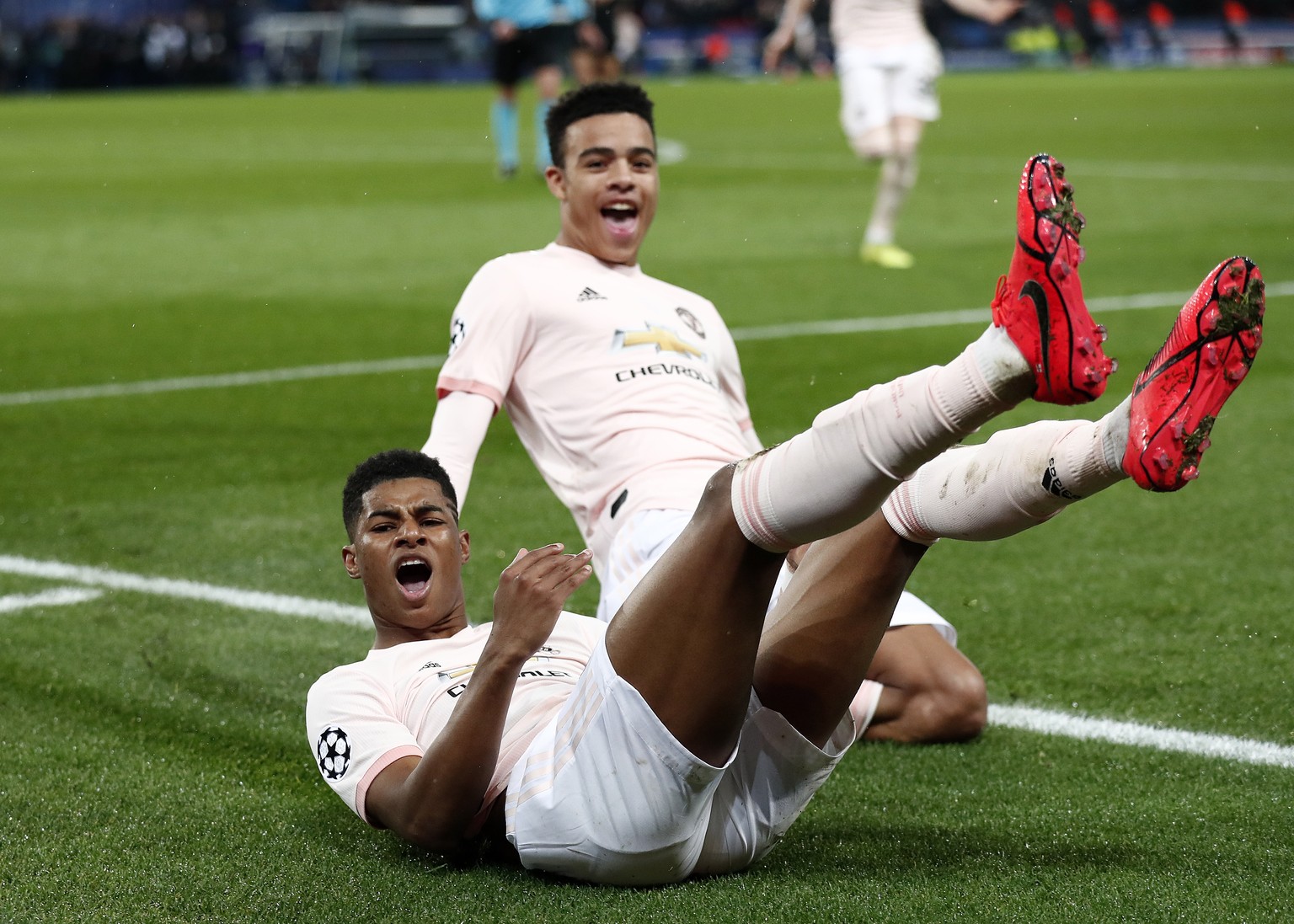 epa07418276 Manchester&#039;s Marcus Rashford (L) and Mason Greenwood (R) celebrate the 3-1 lead during the UEFA Champions League round of 16 second leg soccer match between PSG and Manchester United  ...
