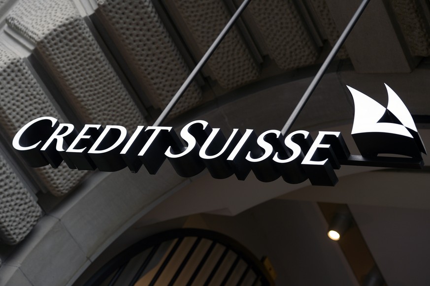 ARCHIV - ZUM VERLUST DER CS STELLEN WIR IHNEN DIESES ARCHIVBILD ZUR VERFUEGUNG - Das Logo der Credit Suisse am Hauptsitz der Grossbank am Zuercher Paradeplatz am Mittwoch, 21. Oktober 2015. (KEYSTONE/ ...