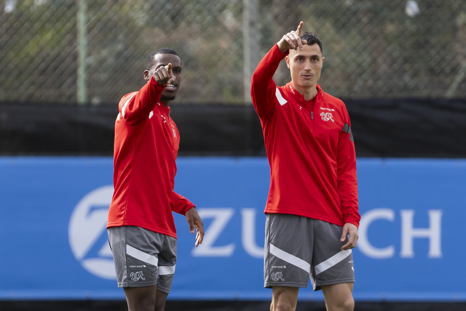 Dereck Kutesa, links, und Vincent Sierro waehrend einem Training, am Dienstag, 19. Maerz 2024 in Cartagena, Spanien. Die Schweizer Fussball Nationalmannschaft befindet sich vom 18.3.2024 bis zum 22.3. ...