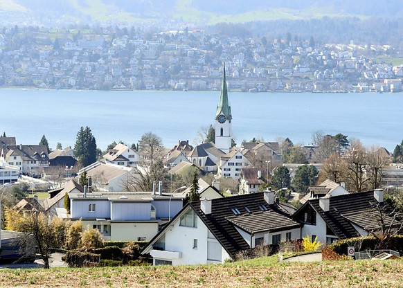 Blick auf Zollikon an der Zürcher Goldküste: Luxuswohnungen haben sich weiter verteuert (Archivbild).