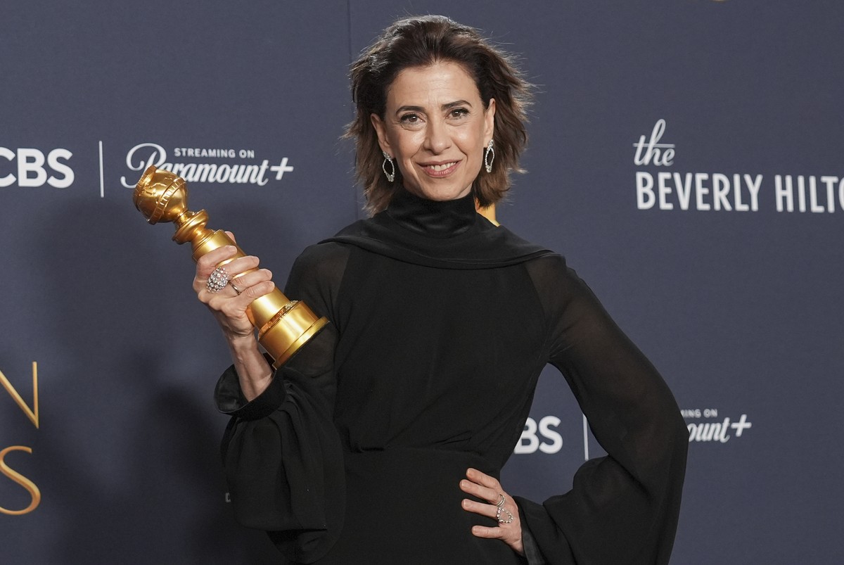 Fernanda Torres poses in the press room with the award for best performance by a female actor in a motion picture - drama for "I'm Still Here" during the 82nd Golden Globes on Sunday, J ...