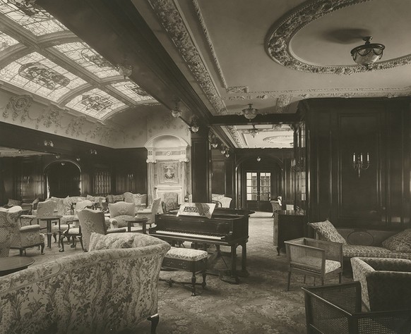 Die beliebte Lounge und Musiksalon der Ersten Klasse.
https://commons.wikimedia.org/wiki/File:First_class_lounge_and_music_room_(8643816182).jpg