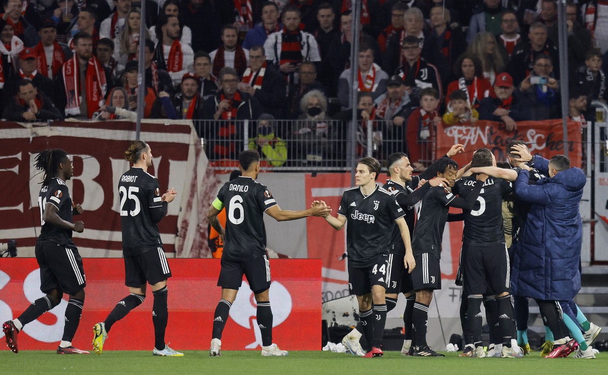 epa10527012 Juventus' Dusan Vlahovic (2-nd R, with back) celebrate with teammates after scoring the opener goal for 1-0 lead against Freiburg during the UEFA Europa League, Round of 16, 2nd leg m ...