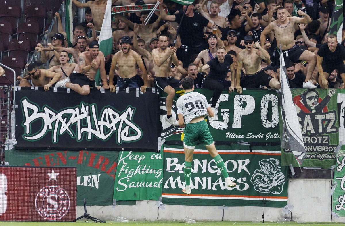 St Gallen's defender Albert Vallci celebrates his goal after scoring the 1:1, during the Super League soccer match of Swiss Championship between Servette FC and FC St. Gallen, at the Stade de Gen ...