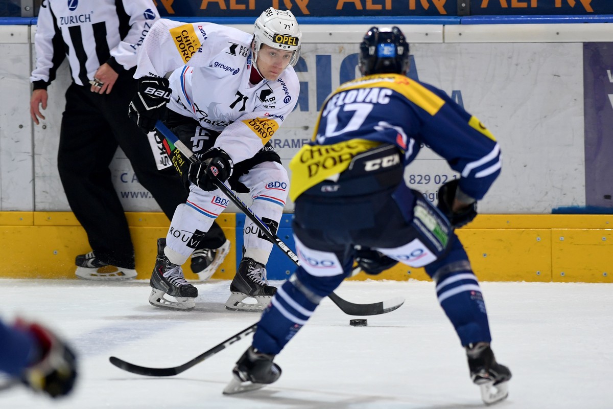 Fribourg's player Kilian Mottet, left, fights for the puck with Ambri's player Igor Jelovac, right, during the preliminary round game of National League A (NLA) Swiss Championship 2016/17 be ...