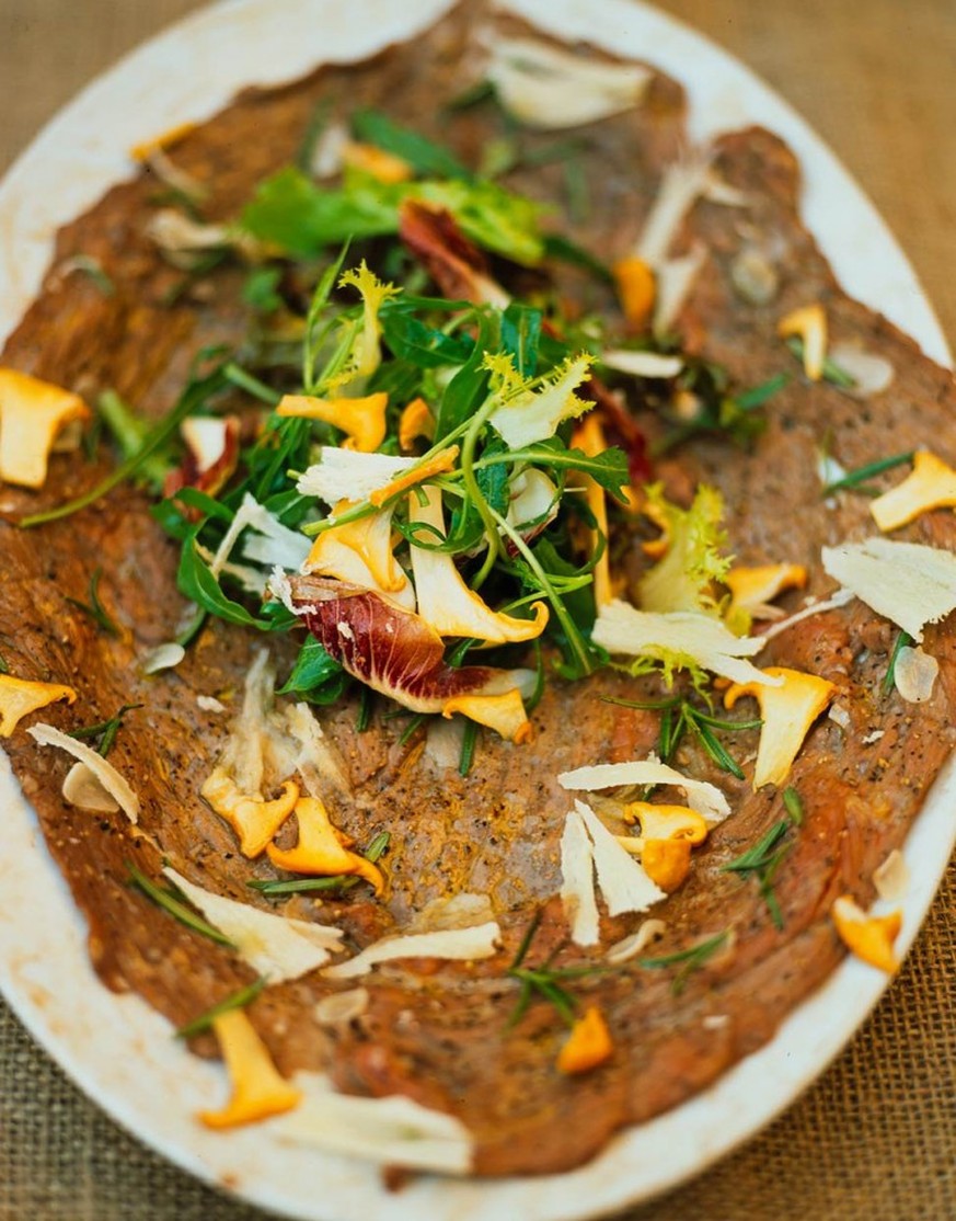 Schiacciata di manzo carpaccio rindfleisch fleisch essen food italien italia http://www.jamieoliver.com/de/recipes/beef-recipes/flash-roast-beef-with-garlic-rosemary-and-girolles-schiacciata-di-manzo- ...