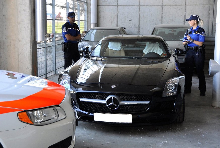 HANDOUT - Une image fournie par la Police Fribourgeoise ce lundi 9 aout 2010 montre la voiture Mercedes-Benz SLS AMG qui ete conduite par un ressortissant Suedois de 37 ans et qui a ete controlee a la ...