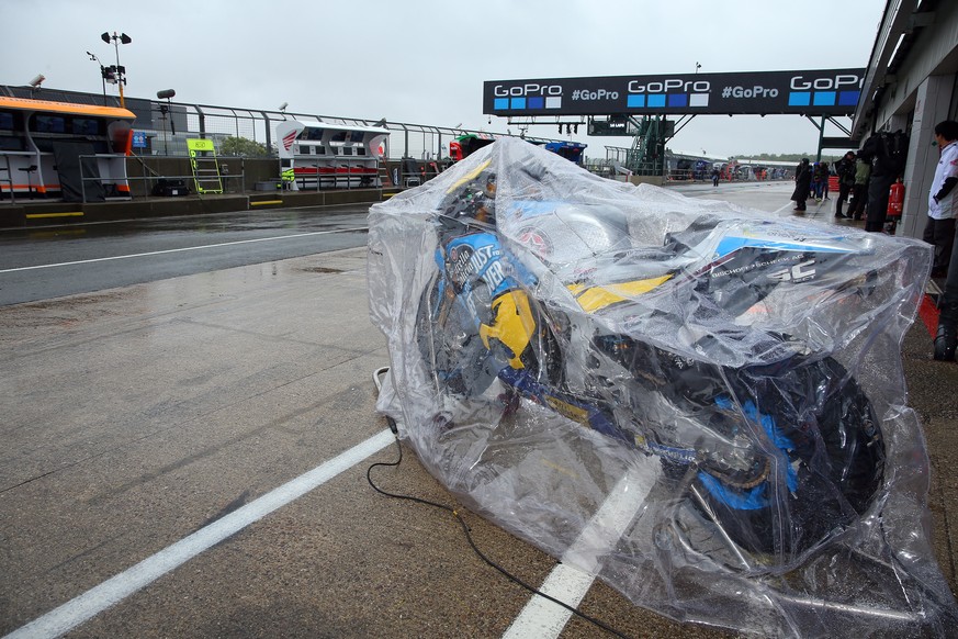 epa06974109 The motorcycle of Swiss MotoGP rider Thomas Luthi of the EG 0,0 Marc VDS Team sits in pit lane before the delayed start of the MotoGP race of the 2018 Motorcycling Grand Prix of Britain at ...