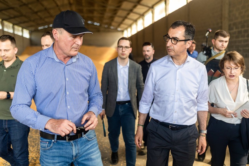 Cem Özdemir besucht einen Landwirschaftlichen Betrieb in Jerkivcy, Ukraine.