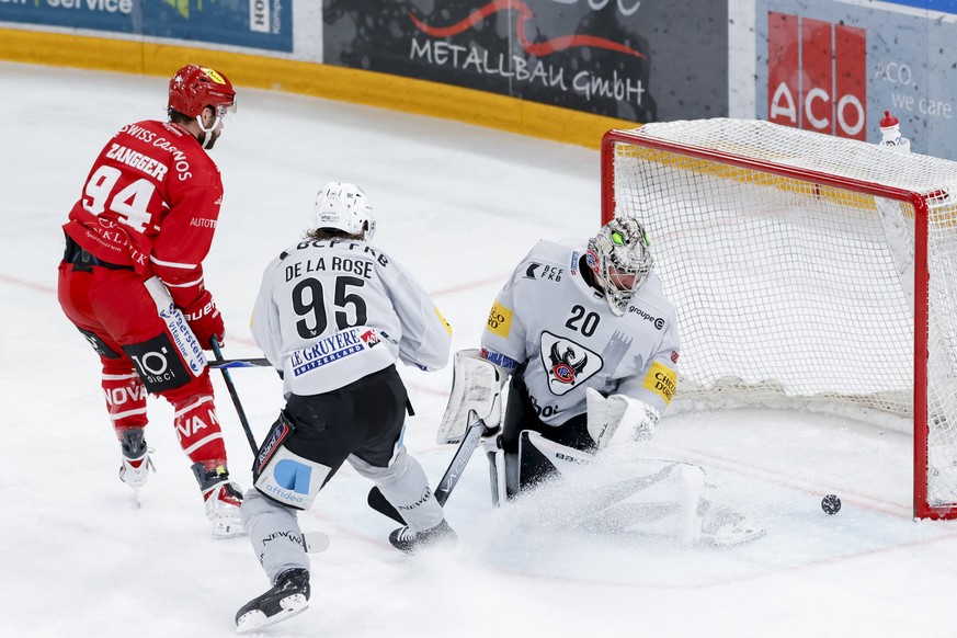 Sandro Zangger (SCRJ), links, schiebt zum 2:1 ein gegen Torhueter Reto Berra (HCFG) waehrend dem Spiel 6 des Playoff Viertelfinals der National League zwischen den SC Rapperswil Jona Lakers und dem HC ...