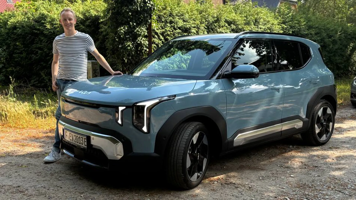 Redaktor Christopher Clausen testet den Kia EV2.