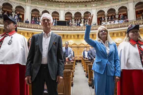 Flankiert von Ratsweibelin Franziska Saurer, rechts, und Ratsweibel Mario Gonzalez, legen Therese Schlaepfer, SVP-ZH, 2. von rechts, und Rudi Berli, GP-GE, 2. von links, den Amtseid respektive das Gel ...
