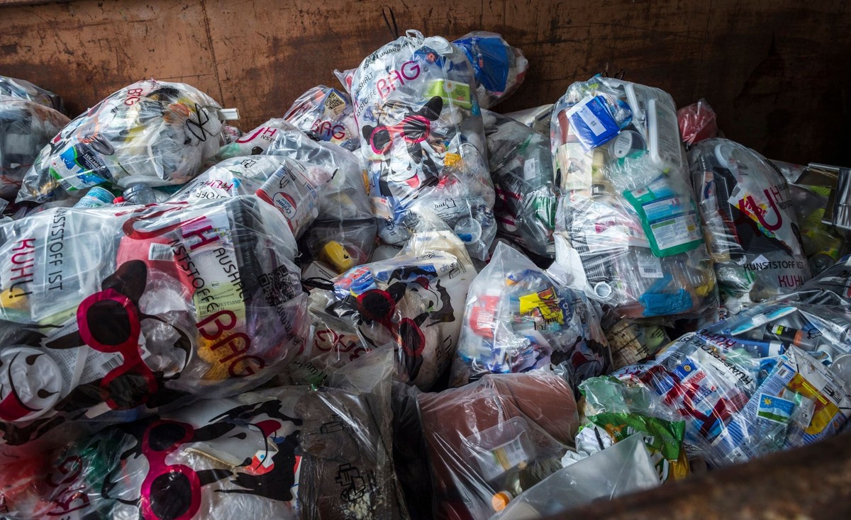 In der Ostschweiz kann Plastik in den sogenannten Kuh-Bags gesammelt und entsorgt werden.