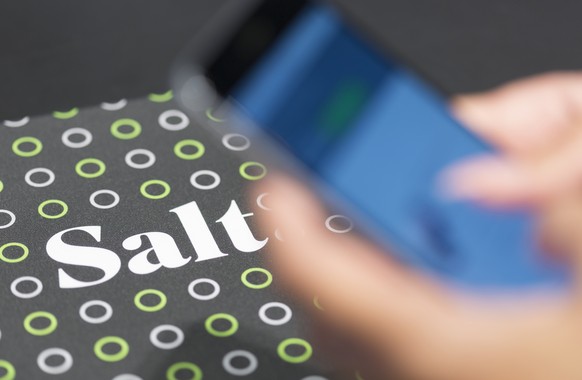 ARCHIVBILD ZUM UMSATZ BEI SALT --- A sales assistant uses a smart phone, in the Salt store in the Niederdorf of Zurich, Switzerland, on May 22, 2015. (KEYSTONE/Gaetan Bally)..Eine Verkaeuferin benutzt ...