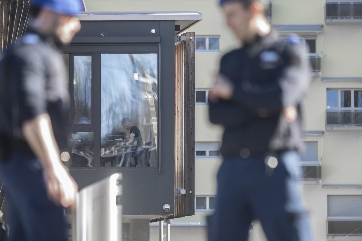 Eine Aussenaufnahme des Bundesasylzentrum in Chiasso, aufgenommen am Dienstag, 19. Februar 2024 in Chiasso. (KEYSTONE/Ti-Press/PABLO GIANINAZZI)
