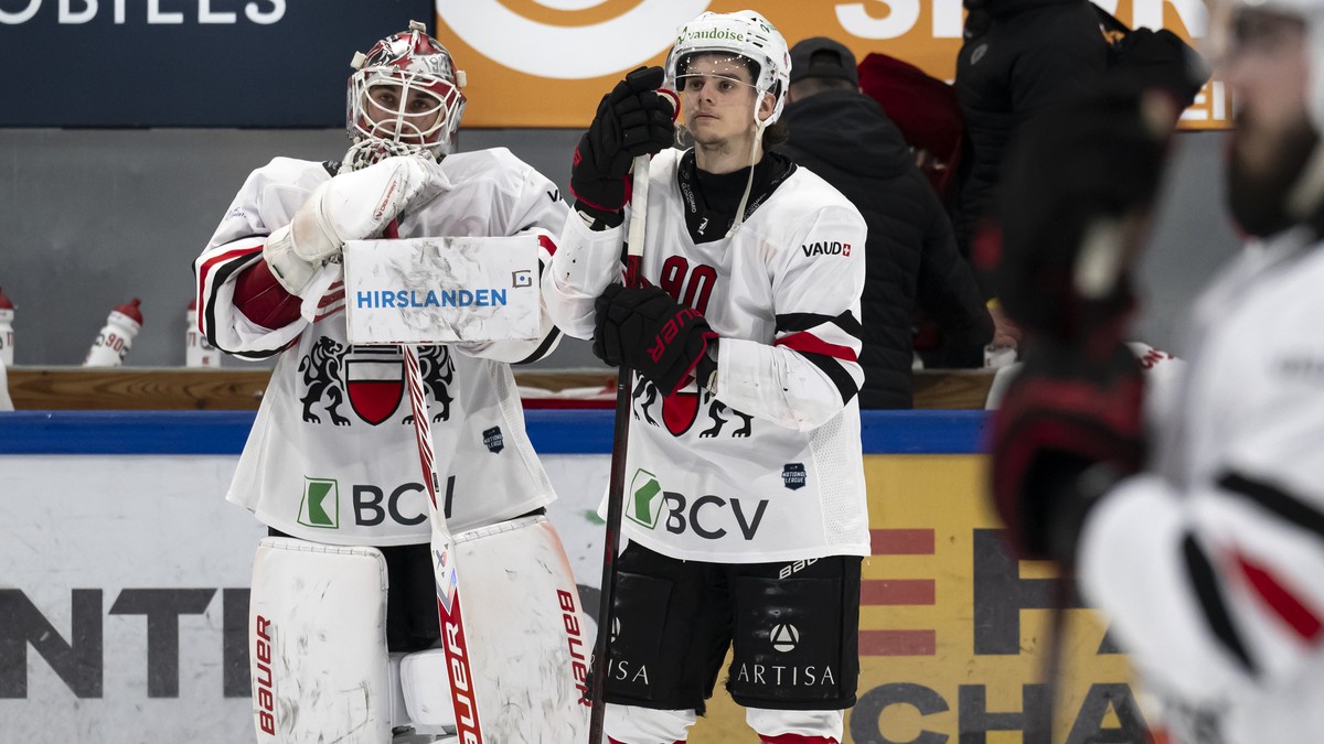 Torhueter Kevin Pasche (LHC), links, Theo Rochette (LHC), rechts, reagieren nach der Niederlage nach der 2. Verlaengerung, nach dem vierten Eishockey Playoff Halbfinalspiel der National League zwische ...