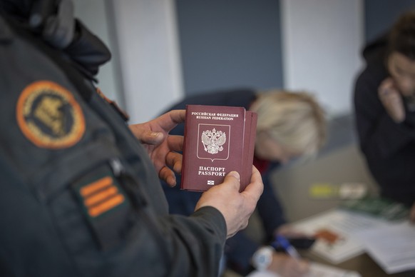 epa10215296 Border control officials check passports at the Finnish-Russian border in Nuijamaa, Finland, 30 Septemper 2022. Finland closed its borders to Russian tourists on 30 September and at the same time closed the last remaining direct land route to the EU. EPA/JUHA METSO