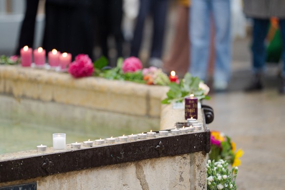 Des personnes se rassemblent avec des fleurs, des bougies et des pancartes lors d&#039;une veill�e en hommage aux victimes de l&#039;homicide survenu � Corcelles (NE) dans la nuit du 19 ao�t 2025 , ph ...