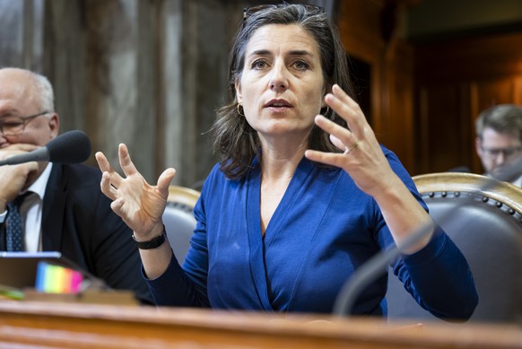 Staenderaetin Flavia Wasserfallen, SP-BE, rechts spricht neben Staenderat Pierre-Yves Maillard, SP-VD, links, waehrend der Herbstsession der Eidgenoessischen Raete, am Donnerstag, 18. September 2025 i ...
