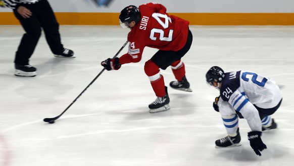 epa05964782 Reto Suri of Switzerland in action against Jani Lajunen of Finland during the IIHF Ice Hockey World Championship 2017 group B preliminary round game between Switzerland and Finland in Pari ...