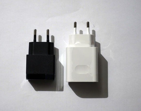 Ein «Power Adapter» ist etwas grösser als ein normaler Adapter, liefert aber auch mehr Strom.