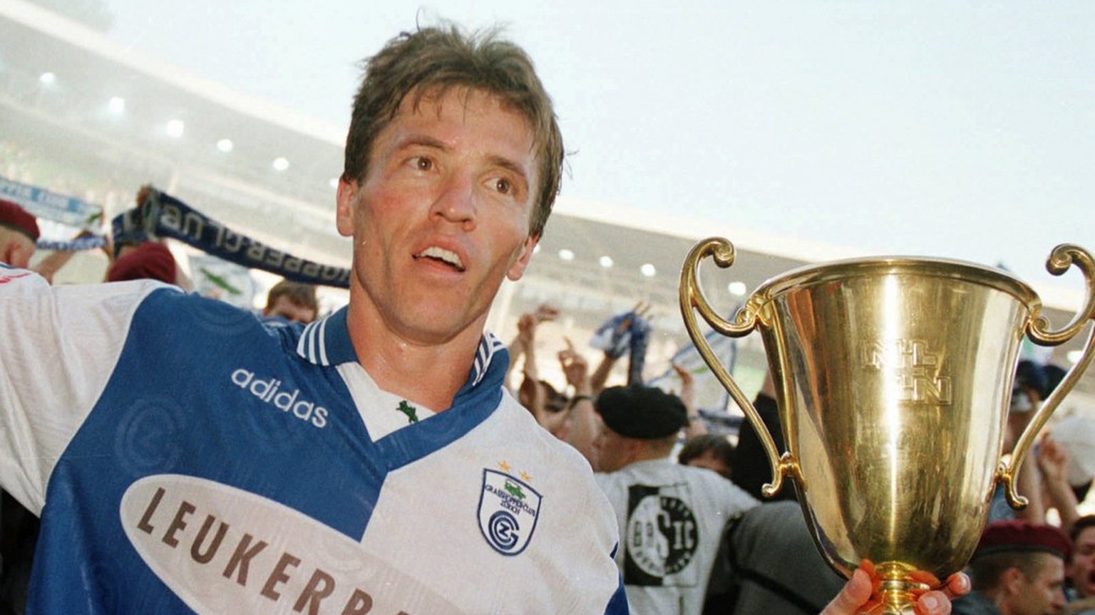 Capitain Mats Gren mit der Meisterpokal auf dem Zuercher Hardturm nach dem letzten Spiel das die Grasshoppers 4:2 gegen Servette Genf gewannen, Zuerich 23. Mai 1998. (KEYSTONE/Walter Bieri)