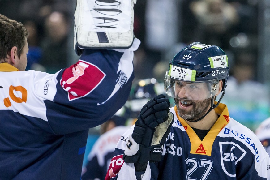 Jubel bei Zugs Torhueter Tobias Stephan und Zugs Josh Holden, von links, beim Eishockeyspiel der National League zwischen dem EV Zug und dem EHC Kloten, am Freitag, 15. Dezember 2017, in der Bossard A ...