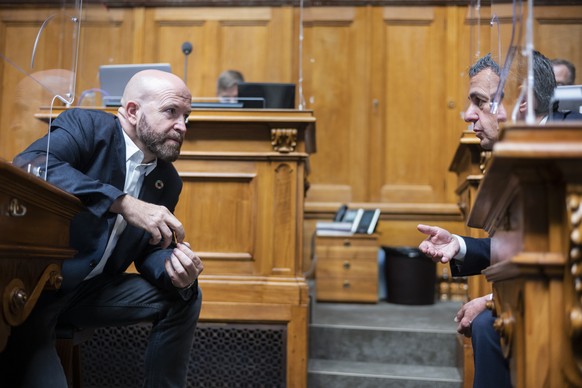 Bundesrat Ignazio Cassis, rechts, diskutiert mit dem Kommissionssprecher zur Debatte um die Beziehung zu Taiwan, Nicolas Walder, GP-GE, an der Herbstsession der Eidgenoessischen Raete, am Dienstag, 14 ...