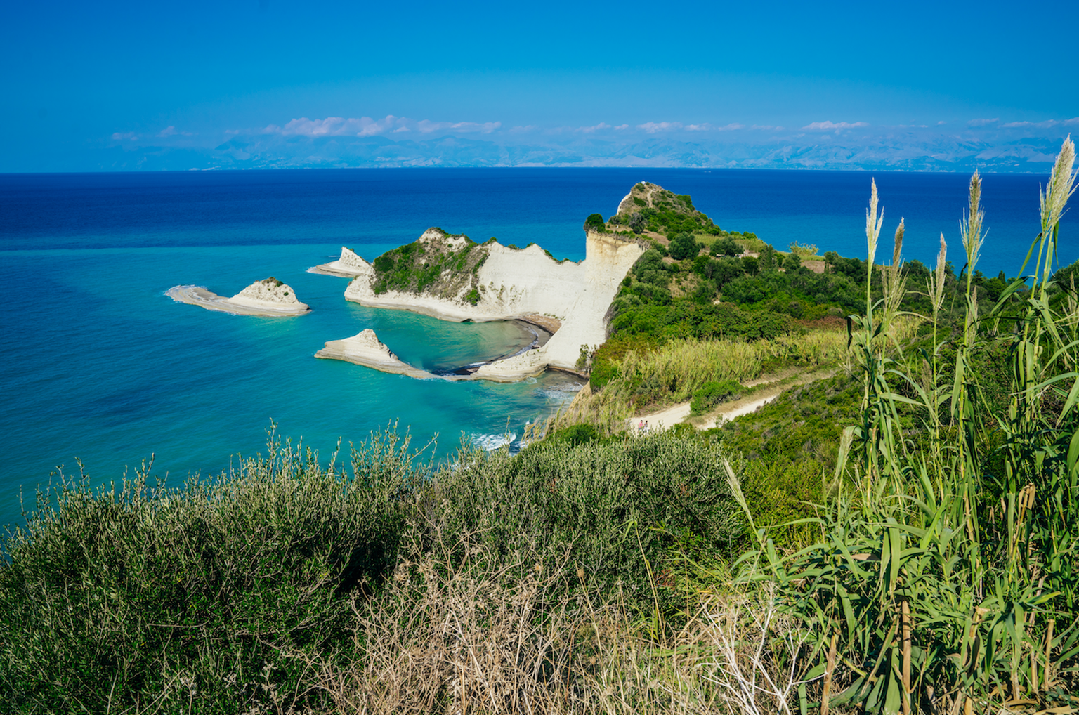 The longer trip to Corfu is worth it: even in autumn it is still pleasant here.